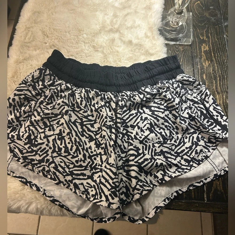 50%offw❤️ Lululemon Tracker Shorts III Brushed Animal Print Side Thigh Zip Pkt